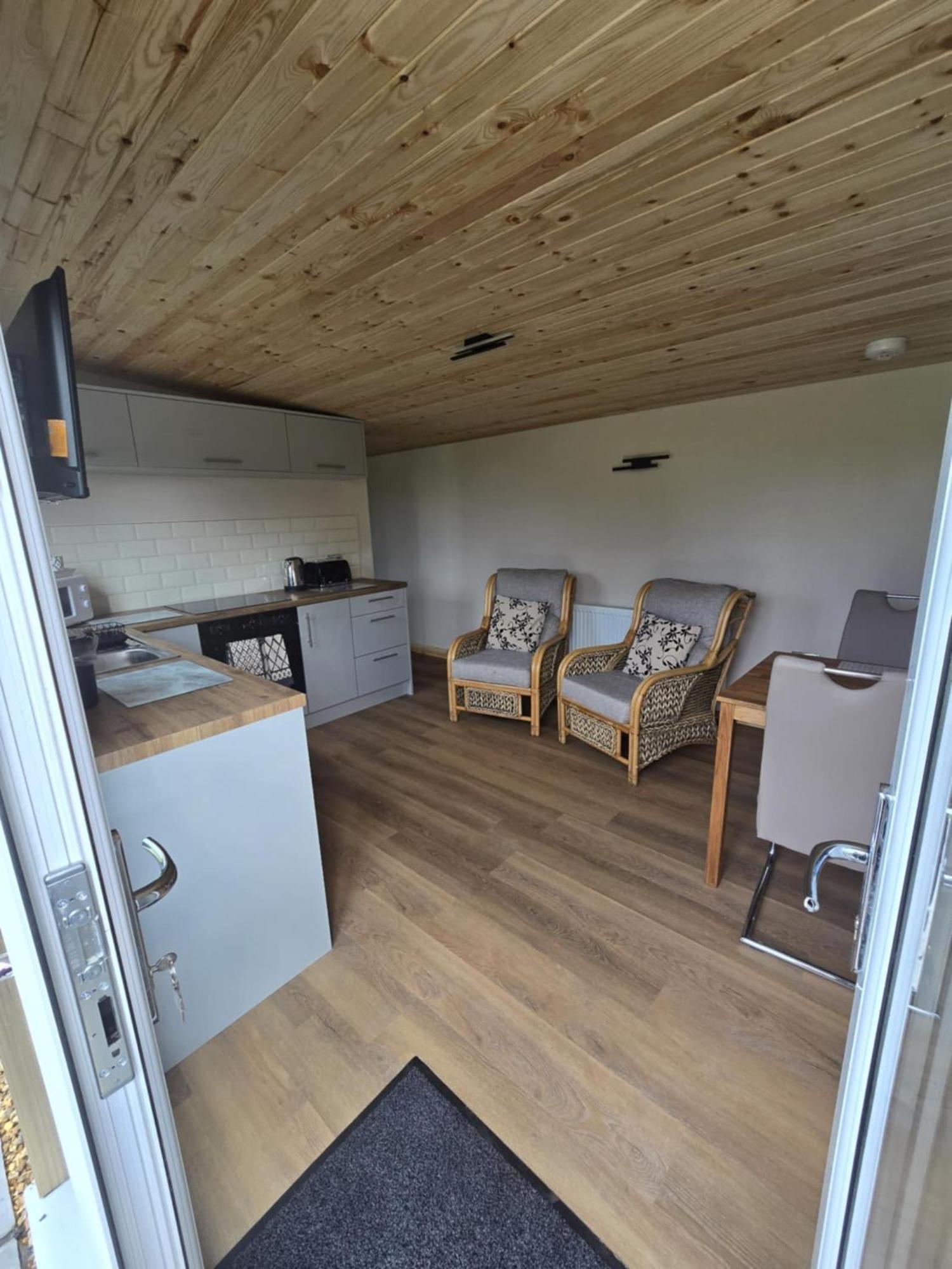 Dunroaming Cabin Pendine Exteriör bild